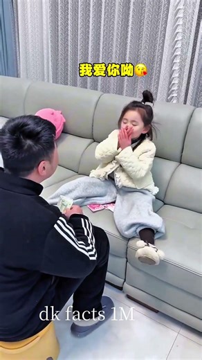 The girl secretly stole her father's money.😜😉