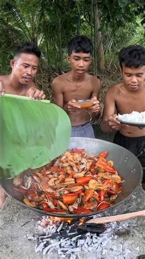 Fishermen Eating Sizzling Crabs & Shrimps For Lunch! 🦀🦐🌶🔥