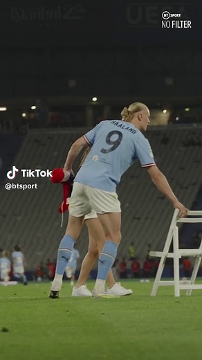 An intitmate moment in the most public setting for Erling Haaland and Isobel Haugseng Johansen 🥰 #championsleague #uclfinal #mancity #mcfc