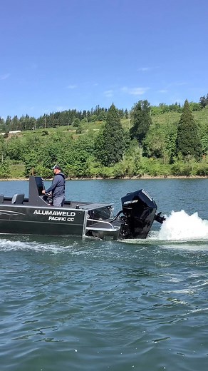 The Alumaweld Pacific CC 26 has an open platform paired with a deep 18 degree Vee and an offshore bracket making it the perfect fishing machine for salmon, sturgeon, and more. | Stevens Marine