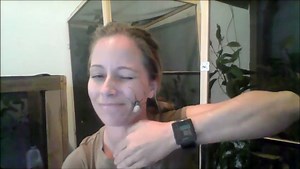 Psycho Woman lets enormous Orb Spider Crawl on her Face