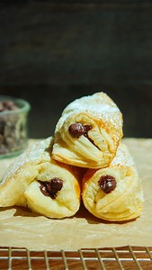 4 ingredient Chocolate Croissants 🤯 Quite literally the easiest homemade croissants ever!! This recipe uses puff pastry for buttery and flakey croissants and they’re filled with sweet melty chocolate in every bite! Get the recipe in my profile or comment RECIPE and I’ll send it to you directly myself! 🥐 #baking #croissants #chocolate #chocolatecroissant #easyrecipe #bakinglove #bakingfromscratch #puffpastry #puffpastrysheet #croissant🥐 #recipeoftheday #mini #minidesserts #minicroissant | Taff