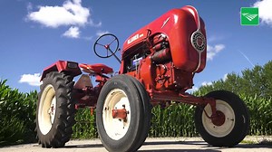 Vandaag in POAH!: Porsche startte vanaf 1953 de bouw van een nieuwe serie Allgaier-trekkers. De Allgaier A111 van Jack Jansen uit Bedum is gebouwd in 1954. Deze trekker heeft 1 cilinder en 16 pk en hij kreeg hem van zijn opa. Wilt u ook met uw trekker in deze rubriek? Meld u dan aan via redactie@nieuweoogst.nl. | Nieuwe Oogst