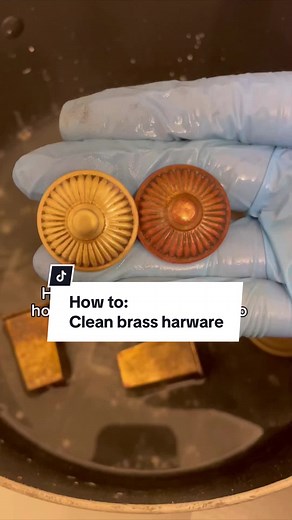 🚨SAVE for later! How to restore old brass to shiny & new again✨ Here’s how: 1️⃣ Use a 50:50 ratio of vinegar and water and bring to a boil. 2️⃣ Add in your brass hardware and set your timer for 15 minutes! 3️⃣ Use bar keepers friend and steel wool to scrub (grade 00) & a toothbrush to get around fine details! Did you know cleaning brass hardware was that easy?!?! Well now ya do! 👉🏽Follow along for more tips tricks for furniture flipping! #beginnerfurnitureflipper #furnitureflipper #furniturer
