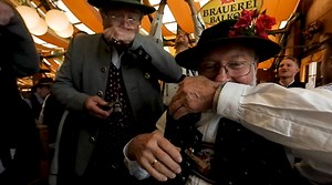 Mischt Euch in 360 Grad und 3D unter die Trachtler der Gruppe Hirschlederne & Dirndlgwand. Das echt bayerische Dirndl, die Original-Lederhosn: Hier sind die absoluten Experten, wenn es um bayerische Tracht geht. #WirfeiernBayern | BR24