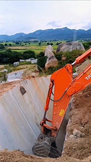 179K views · 200 reactions | At a new construction site with the new supervisor be like ☝️☝️ #fblifestyle #digitalcreator #construction #HappyHalloween #FestiveSeason #christmasseason #fypシ゚ | Ockay Excel | Facebook