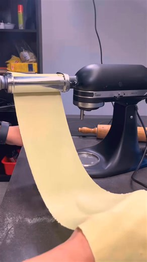 🇺🇸Here's a simple yet festive pasta dish I recommend for special occasions homemade Ravioli with Ricotta and Thyme filling, served with a Spinach Cream #fblifestyle | BOOM CREAT