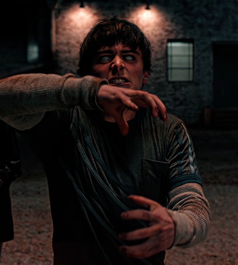 Darky on Instagram: "Faah 😭 日本正在利用城市中的空气流动来发电，这种技术被称为 风能通道发电系统。这种系统通常安装在立交桥下、道路两侧以及地铁入口等空气流动频繁的区域。当车辆高速经过或人群在地铁中移动时，会产生强烈的气流，这些气流被引入通道内部，推动微型风力涡轮机旋转，从而产生电能。 这些涡轮机即使在非常微弱的风速下也能高效运转。因此，无论是汽车行驶、火车经过，还是人们日常走动产生的空气流动，都可以成为持续的能源来源。单个风能通道每天产生的电量足以支持道路照明、监控设备、地铁指示牌以及各种感应系统的运作。 在东京和大阪的试点项目中，这项技术展现出良好的稳定性和节能效果。专家表示，如果将风能通道与太阳能板和储能装置结合，未来的城市交通枢纽将能实现部分能源自给，大大减少对传统电力的依赖。 这种技术将城市中原本被浪费的空气动力转化为可再生能源，为智慧城市与绿色交通的发展带来新的可能，是未来可持续能源的重要方向。 #日本 #知识 #事实 #你知道吗 #推荐 科技 创新 历史 技术 实验 热门"