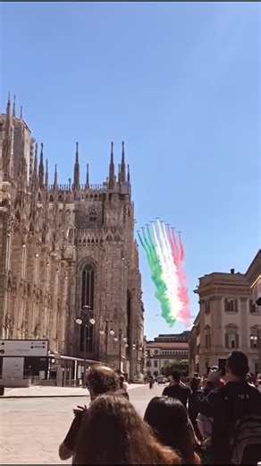 Vinícola Luminosità on Instagram: "Conhecida como “Il Tricolore”, a bandeira da Itália é formada por três faixas verticais nas cores verde, branca e vermelha. Oficializada em 1797, em contexto marcado por transformações políticas na Europa, firmou-se como símbolo nacional após a unificação italiana no século XIX, acompanhando o nascimento do Estado moderno italiano. Ao longo do tempo, as três cores foram associadas a elementos concretos da própria península: o verde ligado às paisagens e campos