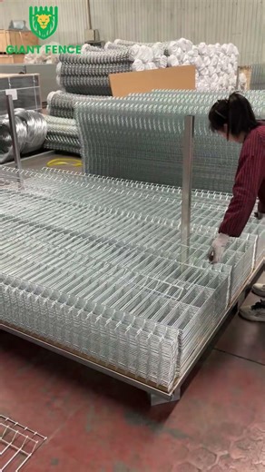 Looking for securely packed 3D fence panels ready for international shipping?