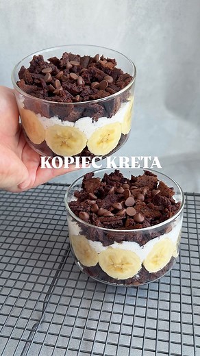 Jednoporcjowy Kopiec Kreta bez pieczenia 🤎 Obłędnie czekoladowy pomysł na wysokobiałkowe słodkie śniadanie, które możesz zabrać do pracy 😋 ❗️ Szklanki mają pojemność ok. 500 ml. ❗️ Jedna porcja (jedna szklanka) to ok: 570 kcal | B: 63 | T: 31,4 | W: 67,2 Składniki na JEDNĄ porcję: ✔️ Omlet: 🤎 2 jajka M 🤎 30 g czekoladowej odżywki białkowej (lub zamiennie 30 g mąki pszennej) 🤎 łyżeczka ciemnego kakao 6 g 🤎 1/4 łyżeczki proszku do pieczenia 🤎 100 g czekoladowego puddingu proteinowego 🤎 jak