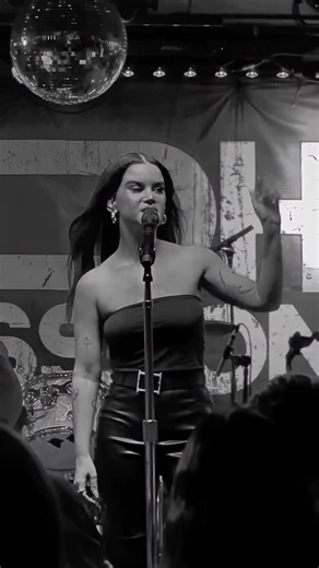 Women of Americana on Instagram: "On Monday night, @marenmorris gave an intimate, stripped-down performance at the @talkhousebar in the Hamptons for Vol. 21 of @thesohosessions benefitting @musicwill, which brings music education to over a million students. Thank you to @allisonrosedetemple for sharing this clip of Maren performing “too good,” from her latest album, “Dreamsicle.” 🌙🎶👏 #marenmorris #sohosessions #stephentalkhouse #hamptons #thehamptons #newyork #toogood #dreamsicle #singersongw