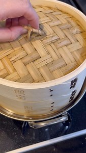miki on Instagram: "🥣手作り豆腐は超簡単！ ・豆乳（無調整大豆固形分が10%以上の豆乳）200ml ・にがり10ml ※豆乳、にがりともによく冷やしておいてくださいね。 ＜作り方＞ ・冷えた豆乳をそっとボウルに入れ、にがりを加え、泡立たないように混ぜる ・耐熱容器に入れる ・気泡が入ったときはスプーンで取り除く 蒸し器で15分蒸す。 今回はせいろを使用しましたが普通の蒸し器も同様に。 ⚠️豆乳の量に対して一般的にはにがり1％と記載されていることが多いですが、何度か繰り返し作ってみた結果、1％では固まりにくいことが多かったです。 さらに私が使っているメーカーのにがりは、豆乳200mlに対しにがり10～12mlと明記されているため、私は200mlに対して10ml使って作っています。 #手作り豆腐#豆腐#せいろ蒸し#豆乳レシピ#かんたんレシピ#tofu"