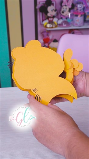 Archivo #Suscriptores Facebook ✨ Se estrenó #Garfield 😍 y no podía faltar nuestra versión en capitas de este lindo #golosinero. Disponible en formato Studio y SVG por tiempo limitado. Únete a nuestro #TeamCrafter desde el botón azul de nuestra página o el siguiente link: https://www.facebook.com/groups/2712954189021696 . . . #papeleriacreativa #personalizados #cameo5 #modocrafter #crafter #glorialobaton #cricut #candybar #silhouettestudio #papercraft #Scrapbooking #GarfieldMovie #GarfieldFueraD