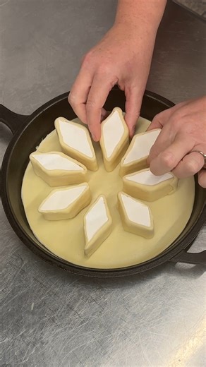 Snowflake Baked Brie! Brie-lliant snowflake appetizer ❄️🧀 | Chefclub Network