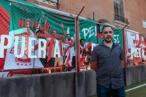 Entrevista a Israel Adrián Caetano, director de la serie “Puerta 7” (Netflix): “Nos acercamos a las barras bravas sin prejuicios ni moralina”