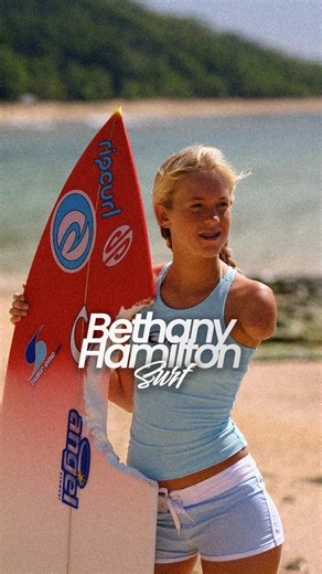 À 13 ans, elle perd un bras… et revient surfer au plus haut niveau 🏄🏼‍♀️ Née à Hawaï, elle grandit dans la culture du surf et commence à compétitionner très jeune. Le 31 octobre 2003, à Kauaʻi, un requin tigre d’environ 4,3 m lui arrache le bras gauche juste sous l’épaule, et l’urgence à l’hôpital est vitale. Pourtant, elle retourne à l’eau le 26 novembre 2003 et réapprend à surfer avec un seul bras. Elle reprend ensuite la compétition et signe notamment une 3e place sur une étape du circuit m