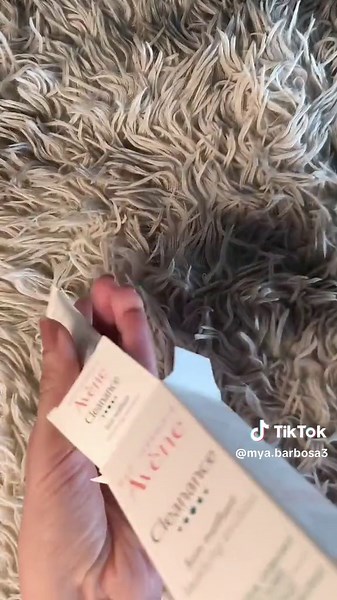 🧴✨ Struggling with oily and blemish-prone skin? I’ve discovered the Cleanance Mattifying Emulsion by Avène! This amazing product controls oil and keeps your skin hydrated for longer. Say goodbye to unwanted shine and hello to flawless skin! 😍 Want more skincare tips? Follow my page to stay updated with the best beauty advice! 💖 #flawlessskin #skincareroutine #beautytips #oilyskincare #avenecleanance