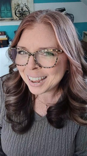 Your memory is lying to you. 🧠📉 We are entering Performance Review season. 📝 Most leaders sit down to write a review and struggle to remember what happened in February. They end up writing a review based on what happened in December. This is Recency Bias, and it kills morale. A PeopleSmart leader uses AI not to write the review, but to audit the year. Here are 3 prompts to help you prepare a fair, balanced review: 1. The Pattern Scout (Fighting Bias) 🕵️‍♀️ Prompt: "I am pasting in my raw not