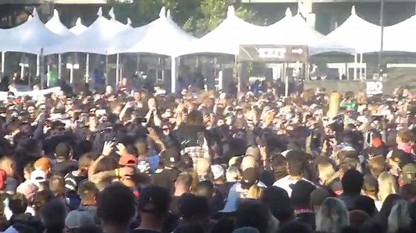 Crowd throws bottles and branches at Machine Gun Kelly during Aftershock set