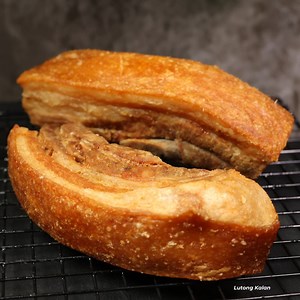 How to cook ultimate lechon kawali recipe na super crunchy at masarap. Ready kana ba sa holiday season? isa sa masarap lutuin at paborito ng lahat ay crispy lechon kawali. Samahan nyo ng masarap na sawsawan pwede na itong ulam, i follow nyo yung procedure sa video para maging crunchy ang pork. #lechonkawali #crispylechonkawali #lechonkawalirecipe | Lutong Kalan