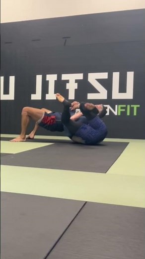 Peruvian Neck Tie Escape Using One Simple Roll