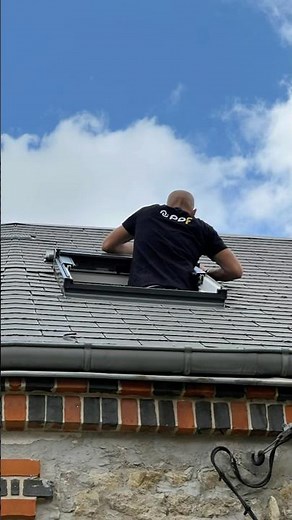 Installation d'un Velux avec Volet Roulant Solaire sur Toiture en Ardoise.