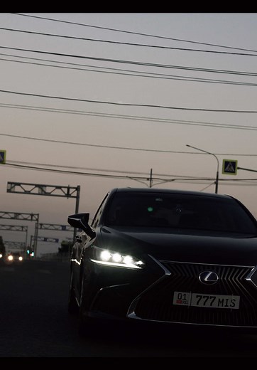 Lexus ES300h 2025: Hybrid Elegance & Features