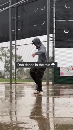 Dnb step in the rain! My ankle has been healing so I haven’t been able to dance as hard but I couldn’t resist the dnb dance practice with the rain. • #dnbdance #dnbstep #dnbsteptutorial #dnbmusic #dance