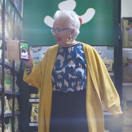 Et oui, peu importe notre âge, nous avons tous un point commun : on est incapables de résister à nos boules de poils ! 😂 Rendez-vous en magasin 😎 | Maxi Zoo France