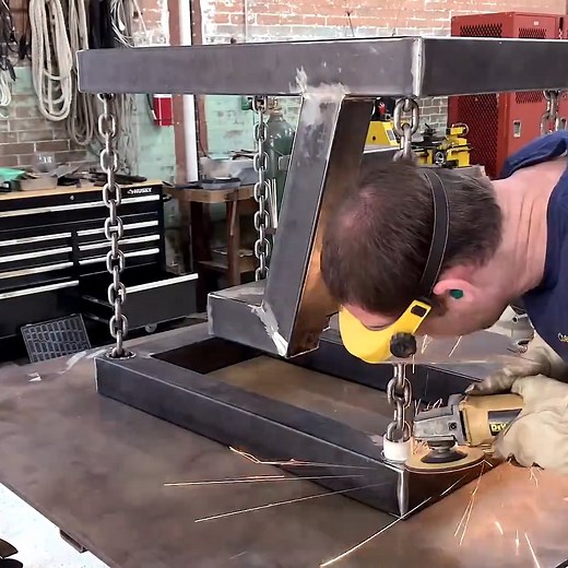 1.2M views · 14K reactions | This table looks like it defies the laws of gravity 勞 | UNILAD Tech | Facebook