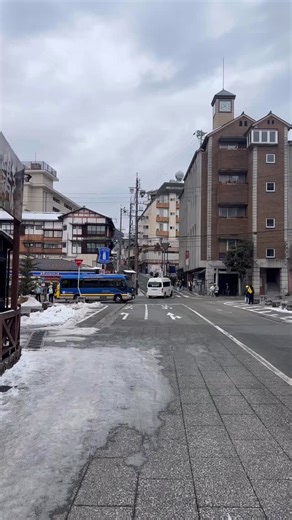【宿泊者様限定★超便利なシャトルバス】 アルメリアは山の上⛰️にあるから散策はしづらい・・と思っていませんか？ 実はアルメリアには自由な時間で行き来が出来るとっても便利なシャトルバスがあるんです！ 送迎場所は２カ所！『下呂駅』と『しらさぎ橋』🚎 行きはフロント💁🏻‍♂️または玄関前のスタッフ💁‍♀️にお声がけいただき、帰りは『下呂駅』か『しらさぎ橋』からお電話📲を頂いてお迎えにあがります✨ ⚠️ただし送迎場所は長く車を停めておくことができませんので、必ずご到着頂いてからお電話にてご連絡をお願いします🙇‍♀️ 送迎時間はチェックインから22:00まで！何度でもご利用いただけます💨 ぜひシャトルバスを有効活用して下呂の観光をお楽しみください🙌 ※チェックアウト後のシャトルバスの利用はできません。ただしJRでお越しのお客様は下呂駅のご送迎を随時行っております。 ※日帰り入浴のお客様のご送迎（往復のみ）も行っております。ただし当館にお越しいただき、バスで散策にお出かけいただくことは出来ませんのでご注意ください。 #下呂温泉 #ホテルくさかべアルメリア #送迎バスあり | 下呂温