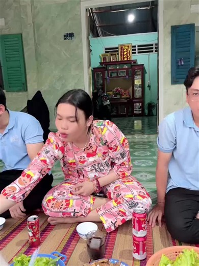 Món ăn vặt mukbang: Ăn gà rán và bí đỏ