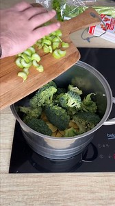 🥦 Supa cremă de broccoli este o alegere sănătoasă și savuroasă pentru cei care doresc o masă ușoară și plină de nutrienți: 🥔 Cartofi: Curăță și taie cubulețe câțiva cartofi. Aceștia vor adăuga consistență și cremozitate supei. 🥕 Morcovi: Taie morcovii felii și adaugă-i pentru un plus de dulceață și nutrienți. 🧅 Ceapă: Toacă o ceapă mărunt și călește-o ușor în ulei de măsline pentru a-i scoate aroma. 🌿 Țelină: Taie câteva fire de țelină și adaugă-le alături de legume pentru o notă subtilă de