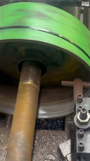 Turning a John Deere A brake drum. #johndeere #lathe