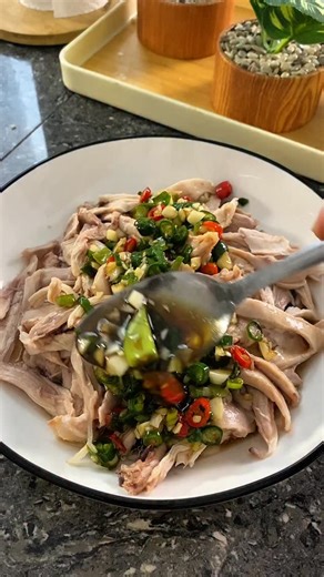 Tri Ananda on Instagram: "Ayam kukus siram bawang gini nih yang bikin kalap 😂 soal rasa dijamin ini enak banget dah, tapi buat kalian yang lagi ngurangi lemak bisa ganti ayamnya pake bagian dada ya dan kurangi takaran minyak di dalam sausnya 🙌🏻 Bahan Resep : 2 pcs Paha Ayam Utuh (250gr Dagingnya saja) Irisan Jahe Bahan Saus : 4-5 siung Bawang Putih 1 batang Daun Bawang 2 sdm Minyak Kanola Panas 2 sdm Kecap Asin 5 sdm Air Kaldu Ayam #tinggiprotein #ayamkukus"