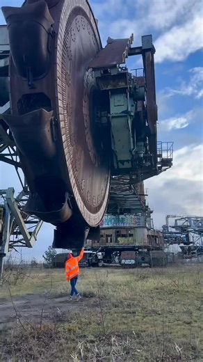 The World’s Largest Machine That Can Dig a Football Field Every Minute Tags: #Bagger293 #MegaMachine #KruppExcavator #EarthMover | the world