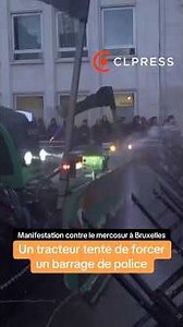 Ce tracteur force un barrage de police à Bruxelles lors de la manifestation des Agriculteurs