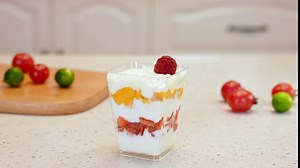 Colovis 5oz Dessert Cups, 100 Pack Square Clear Plastic Appetizer Cups with Lids and Spoons Parfait Cups for Parties (100)