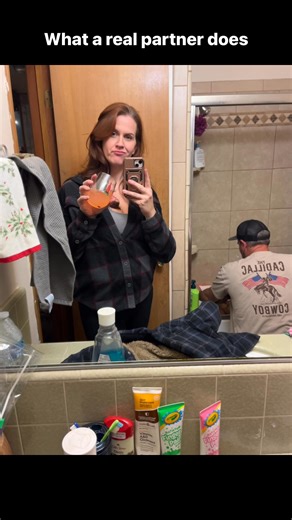 He doesn’t come home from work and plop on the couch, he steps in and takes over, he helps get dinner on the table, bathes the kids and helps get them in bed. He is the definition of “If he wanted too, he would” #husbandandwifelife #Husband #homesweethome | Steph U