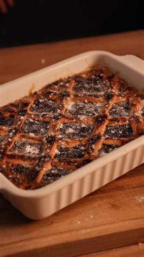 Višňový koláč ⬜️ Ingredience: Těsto: • 260 g hladké mouky • 100 g másla • 2 vejce • 70 g cukru • 10 g prášku do pečiva • Špetka soli Náplň: • 600 g mražených třešní • 90 g cukru • 35 g kukuřičného škrobu ⬜️ Postup: 1. Vejce vyšlehej s cukrem a špetkou soli. Přidej mouku, prášek do pečiva a máslo a vypracuj těsto. Dej odpočinout do lednice. 2. Višeň vlož do pánve, přidej cukr a škrob a krátce povař, dokud směs mírně nezhoustne. 3. Od těsta odděl 1/3 na ozdobné vzory. Zbylé 2/3 rozválej a vlož do 