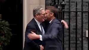 Europa face scut în jurul lui Zelenski: Liderii europeni au sosit la Londra, unde Keir Starmer i-a primit deosebit de călduros lui Friedrich Merz, Emmanuel Macron și Volodymir Zelenski. Împreună, vor discuta despre situația din Ucraina și despre starea negocierilor mediate de SUA. Washingtonul face presiuni pentru aplicarea planului de pace favorabil Moscovei, cu cedare de teritorii, limitarea forțelor armate și neaderarea la NATO. Trimisul președintelui american Steve Witkoff și ginerele și con