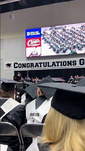 This Graduation Speech Took A Wild Turn 😳🎓
