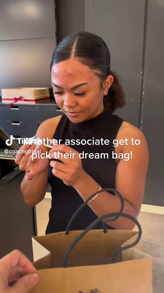 Coach Outlet Employee Wins December Store Contest