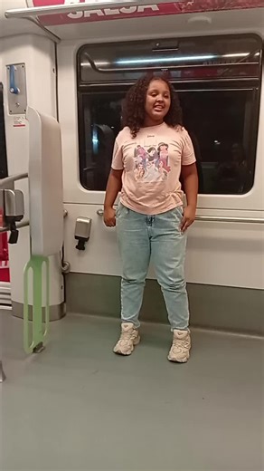 Niña Bailando al Ritmo de la Diversión