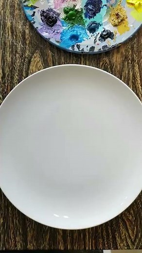 Plato con cascada, palmeras y arboles anaranjados🌴