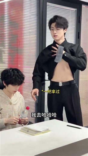 Unbelievable Bottle Cap Opening Trick! Post-2000s Intern Boss and Intern T