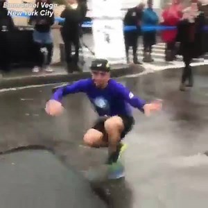 AWESOME: This NYC Marathon runner showed no signs of slowing down as he hit Mile 20 during the big race. http://7ny.tv/2h9Q5a6 | ABC7NY