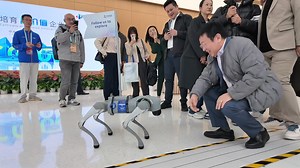 机器人”可以遛“机器狗”吗？看了视频，你就知道了！#2025中关村论坛年会 Can a "robot" walk a "robot dog"? Watch the video and you'll find out! #ZGCForum #robot | Touch Beijing | Facebook