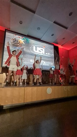 Universität Bamberg on Instagram: "#bambastisch, was man so alles findet, wenn man im Uni-Bamberg-Social-Media-Archiv nach #Weihnachten sucht 🧑‍🎄⁠ ⁠ Wer war 🎞️ dabei und weiß noch, wann und zu welchem Anlass der Clip gedreht wurde?⁠ ⁠ #unibamberg #stimmung #xmas"